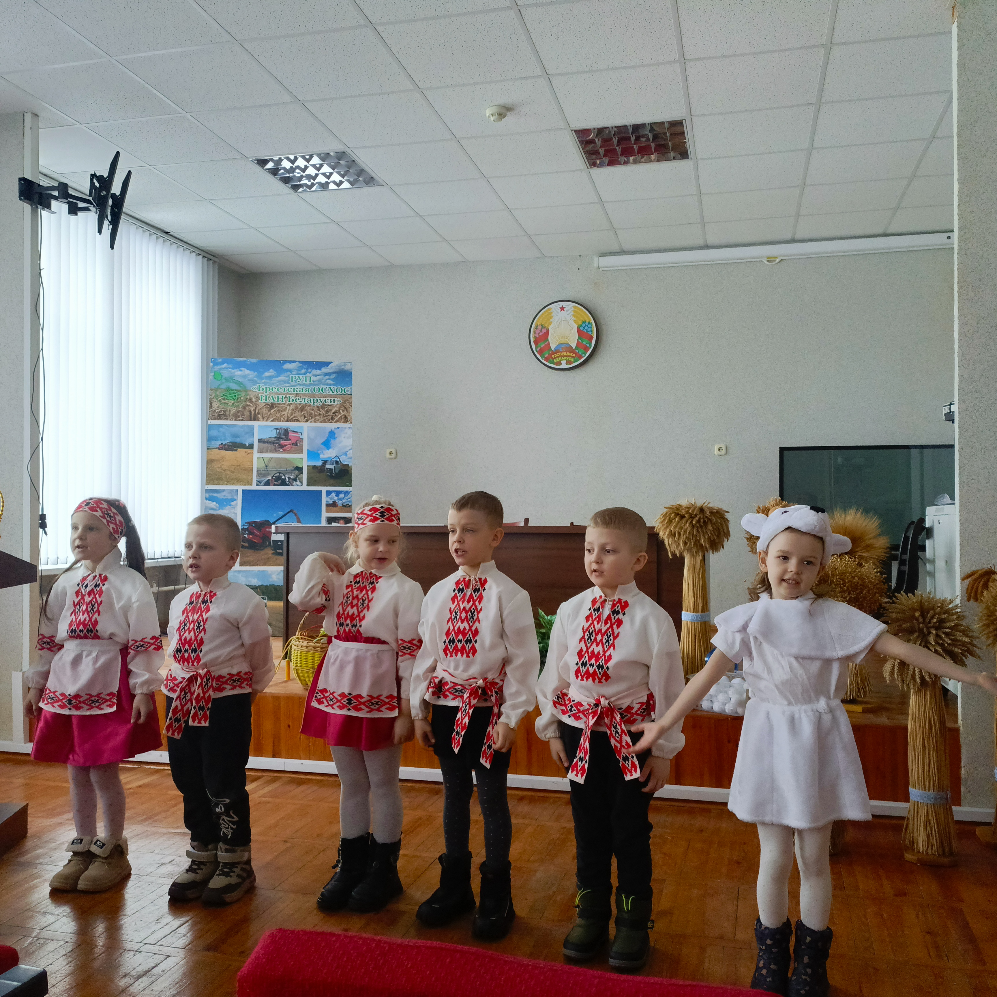 Под звуки колядок: как юные артисты дарили праздник нашему предприятию